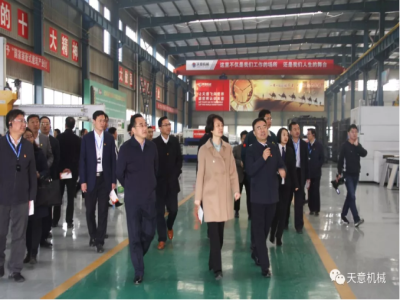 濟(jì)寧市委常委、組織部部長孔凡萍帶領(lǐng)全市“兩新”組織黨建工作現(xiàn)場觀摩團(tuán)蒞臨天意機(jī)械調(diào)研指導(dǎo)
