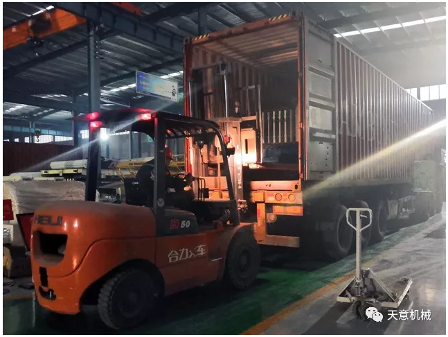 天意機(jī)械為柬埔寨客戶加工生產(chǎn)年產(chǎn)80萬平方輕質(zhì)墻板生產(chǎn)線成功裝車啟運(yùn)！